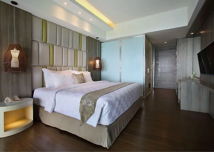 酒店 The Crystal Luxury Bay 5*