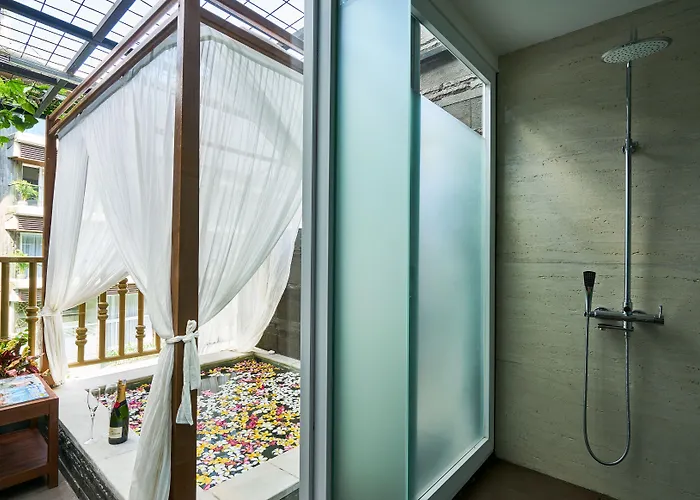 酒店 The Crystal Luxury Bay 5*