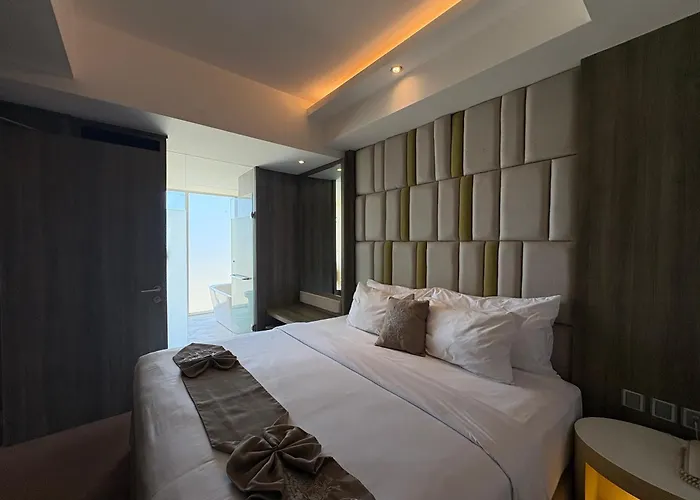 The Crystal Luxury Bay 酒店