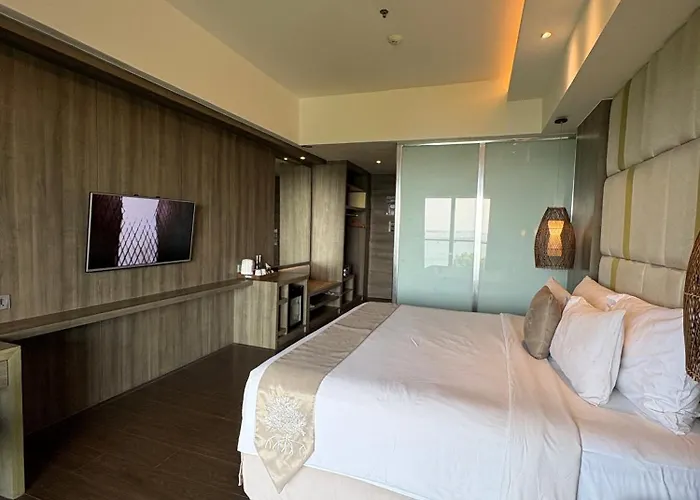 酒店 The Crystal Luxury Bay 5*